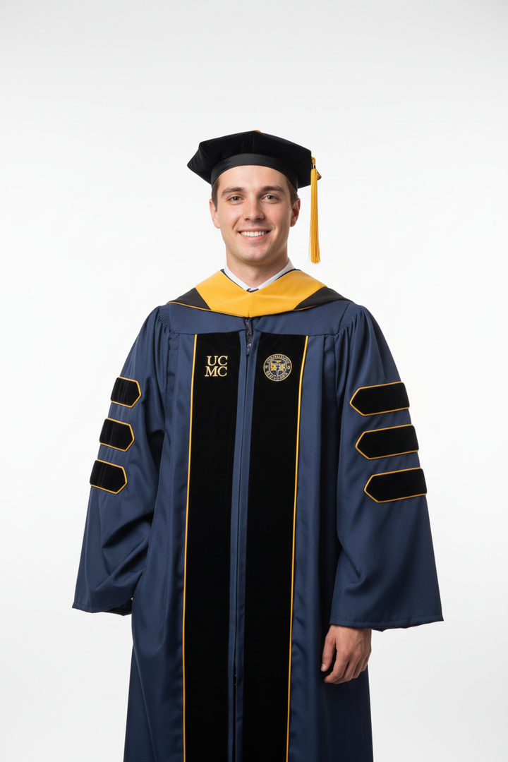 UC Merced Doctoral Regalia 模特展示图